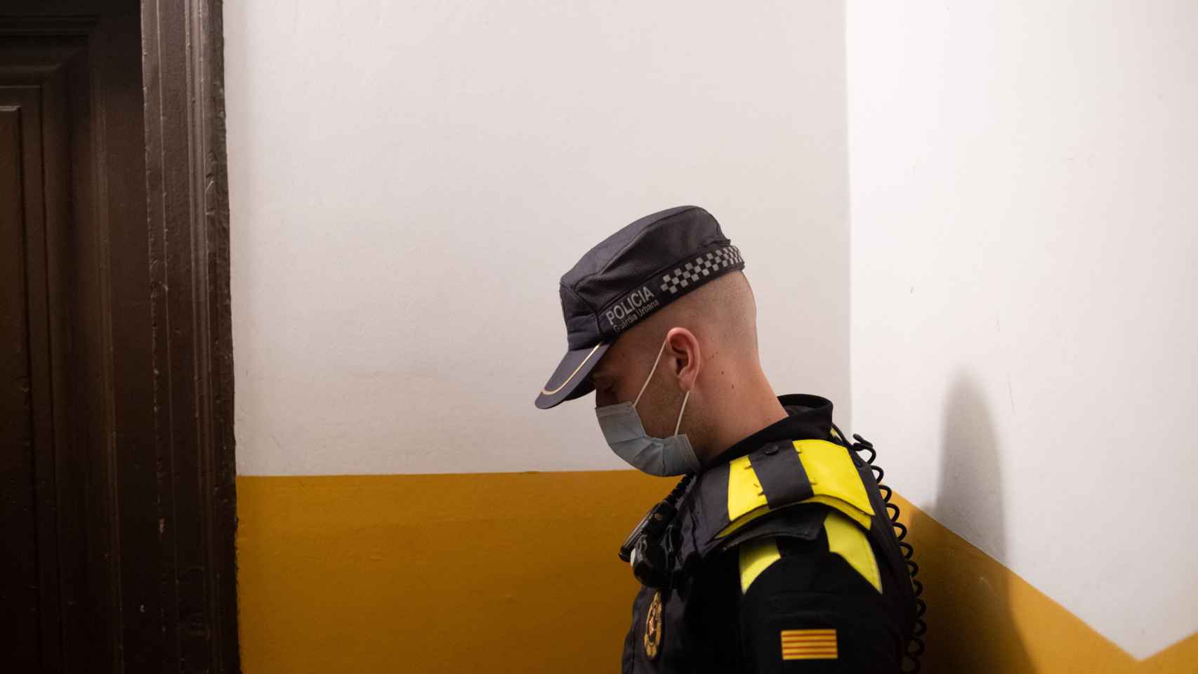 Un guardia urbano en un edificio que acoge una fiesta ilegal el pasado 10 de abril / PABLO MIRANZO