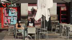 Dos personas esperan su consumición en una terraza de un bar / EFE - Kiko Huesca
