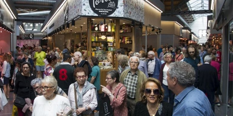 Visitantes en el mercado de Sant Antoni, el día de la inauguración, en mayo de 2018 / MA - HUGO FERNÁNDEZ