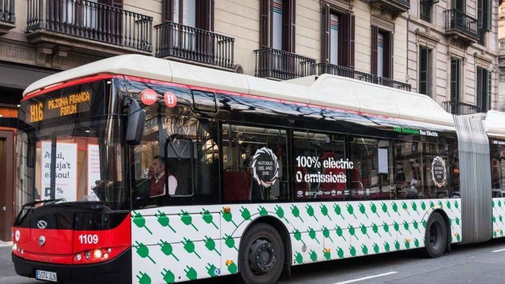 Un bus eléctrico de TMB de la línea H16, en Barcelona / EUROPA PRESS