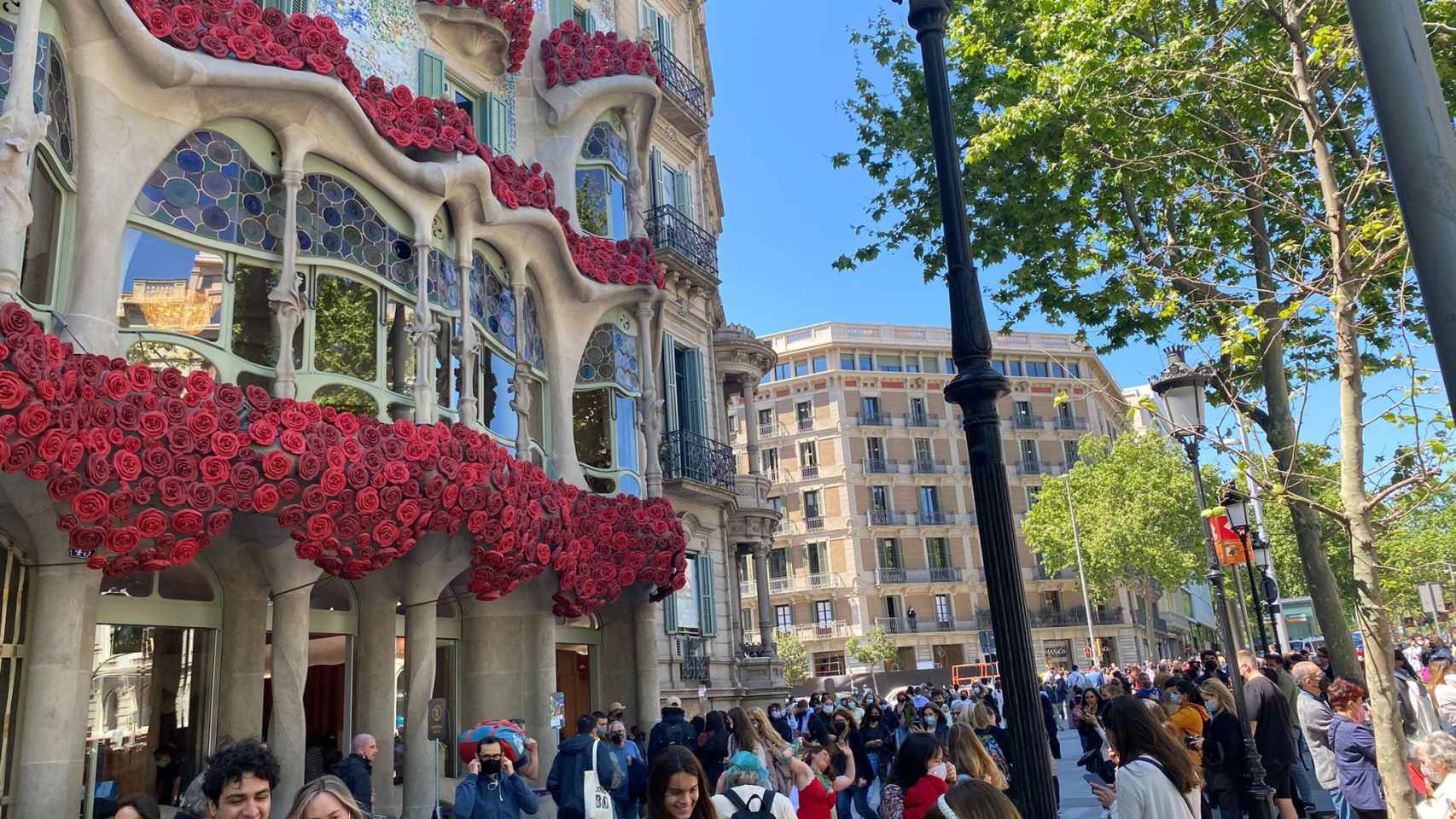 Colas para hacerse la foto frente a la Casa Batlló el Día de Sant Jordi / METRÓPOLI