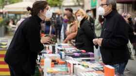 Venta de libros en un Sant Jordi atípico en Barcelona / EFE