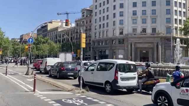 Largas colas en el centro de Barcelona por el Día de Sant Jordi / MA