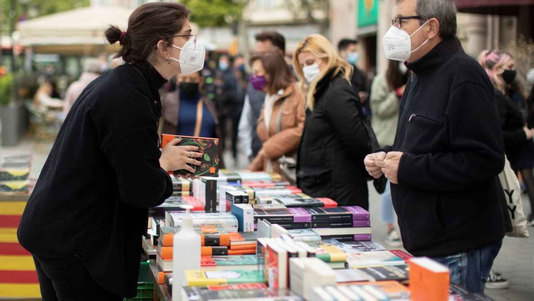 Puesto de libros durante la Diada de Sant Jordi en Barcelona / EFE