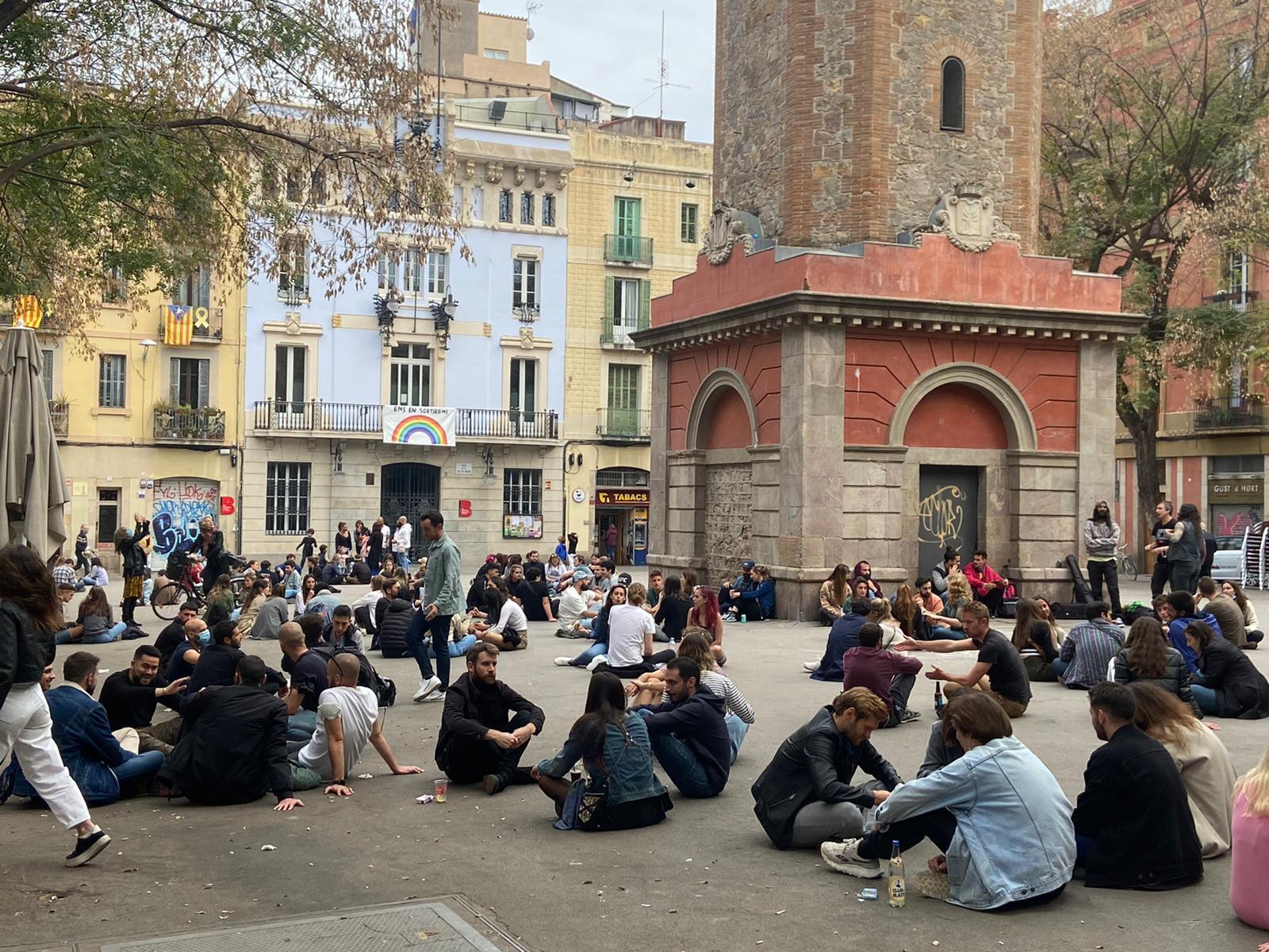 Plaza de la Vila de Gràcia llena de personas haciendo botellón / G.A.