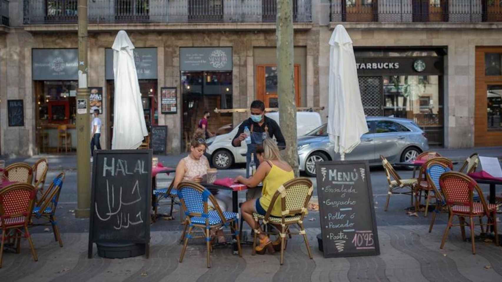 Dos mujeres en la terraza de un bar de la Rambla, en Barcelona, que Batlle quiere que abran hasta la noche / EUROPA PRESS