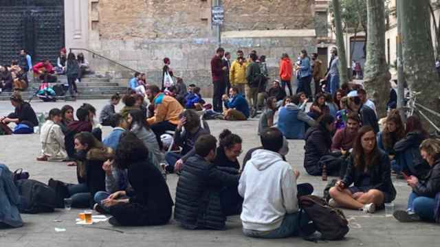 Grupos de jóvenes de botellón en la plaza de la Virreina de Gràcia / G.A.