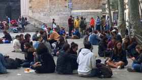 Grupos de jóvenes de botellón en la plaza de la Virreina de Gràcia / G.A.