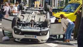 El coche volcado, este sábado, en Barcelona en el accidente / CEDIDA