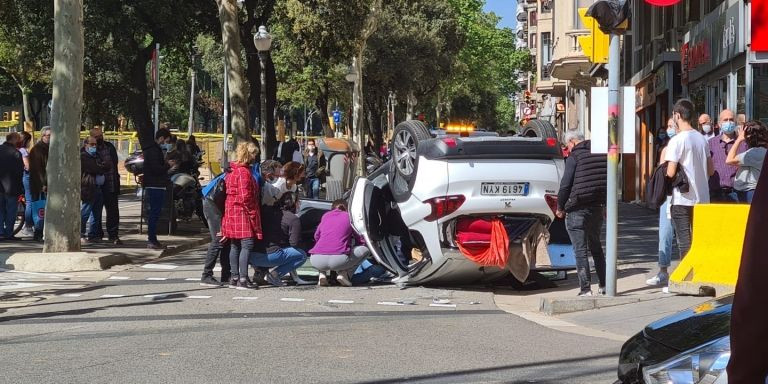 Ciudadanos ayudan en el accidente de este sábado en Barcelona / CEDIDA