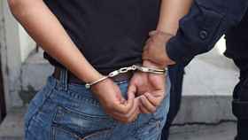 Un detenido va a prisión enmanillado tras cometer un delito / ARCHIVO