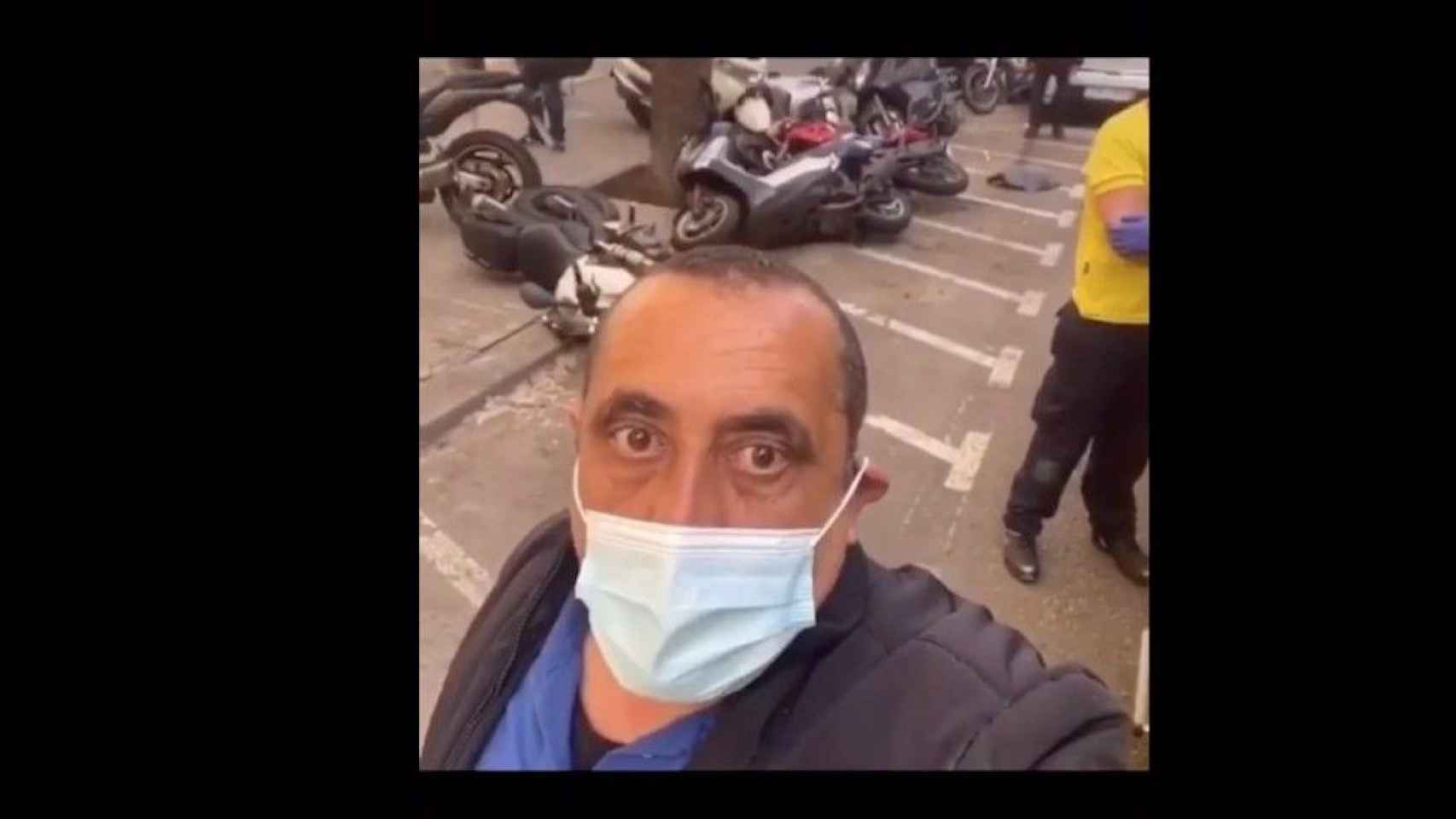 El hombre, en el vídeo, con algunas motos tiradas detrás