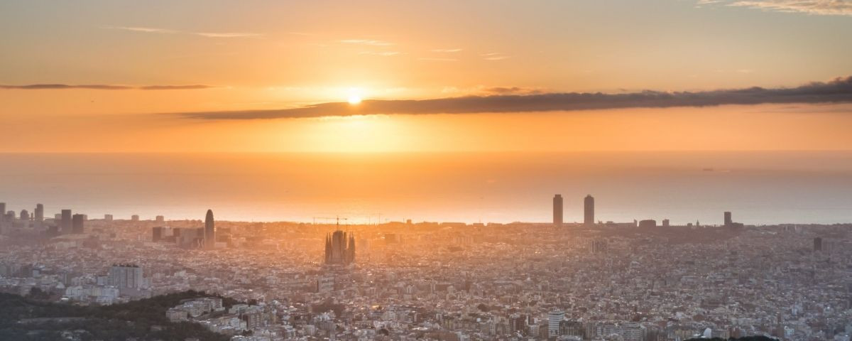 Vista panorámica de Barcelona con pocas nubes en el cielo / Alfons Puertas - @alfons_pc