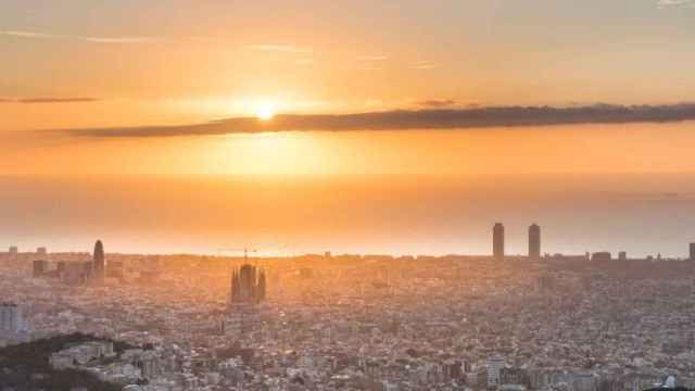 Vista panorámica de Barcelona con pocas nubes en el cielo / Alfons Puertas - @alfons_pc