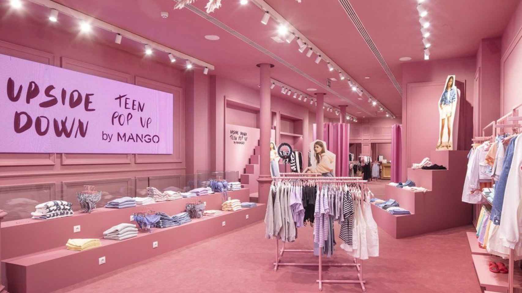 Interior de la pop-up store de Mango en la Rambla de Cataluña de Barcelona / MANGO