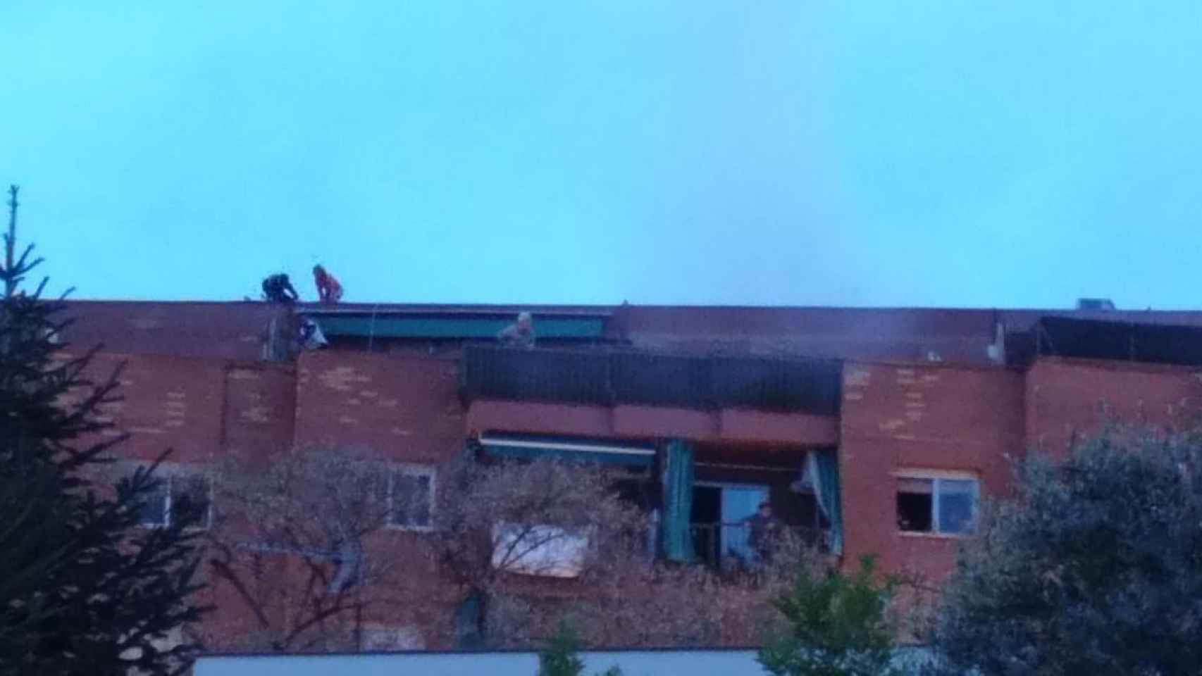 Afectados por el incendio de Santa Coloma en la azotea y descendiendo por la fachada del edificio para salvarse de las llamas / M.A.