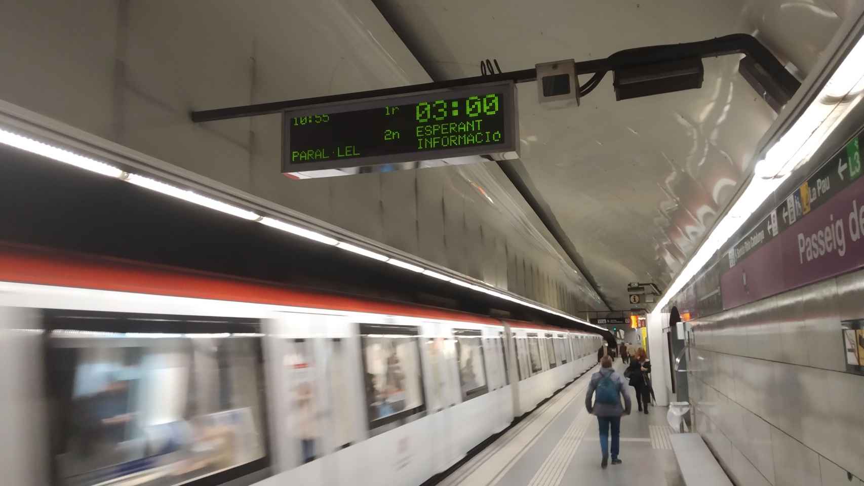 Un metro de la L2, en la estación de paseo de Gràcia, con una frecuencia de paso de tres minutos / MA - JORDI SUBIRANA