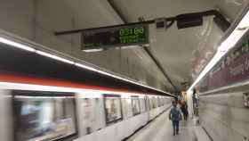 Un metro de la L2, en la estación de paseo de Gràcia, con una frecuencia de paso de tres minutos / MA - JORDI SUBIRANA