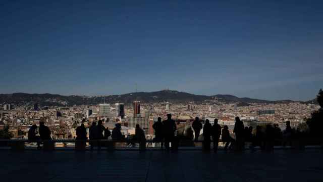 Varias personas observan las vistas de Barcelona desde el Museo Nacional d’Art de Catalunya (MNAC), en Barcelona / EUROPA PRESS  - DAVID ZORRAKINO
