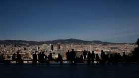 Varias personas observan las vistas de Barcelona desde el Museo Nacional d’Art de Catalunya (MNAC), en Barcelona / EUROPA PRESS  - DAVID ZORRAKINO