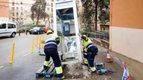 Operarios retiran la última cabina de teléfono de Barcelona / AYUNTAMIENTO DE BARCELONA