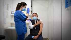 Una profesional sanitaria inocula una vacuna del Covid-19 desde el recinto de Fira Barcelona