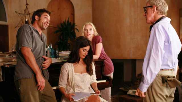 Los actores Javier Bardem, Penélope Cruz y Scarlett Johansson junto al director Woody Allen en 'Vicky Cristina Barcelona' / FILMAFFINITY