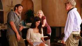 Los actores Javier Bardem, Penélope Cruz y Scarlett Johansson junto al director Woody Allen en 'Vicky Cristina Barcelona' / FILMAFFINITY
