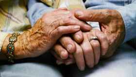 Un anciano visita a su mujer con Alzheimer en una residencia / ARCHIVO