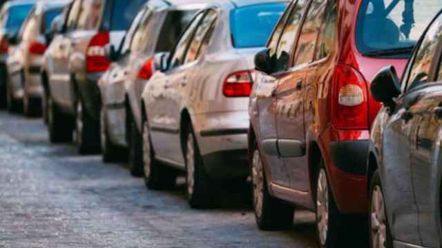 Coches estacionados en la calle / FACONAUTO