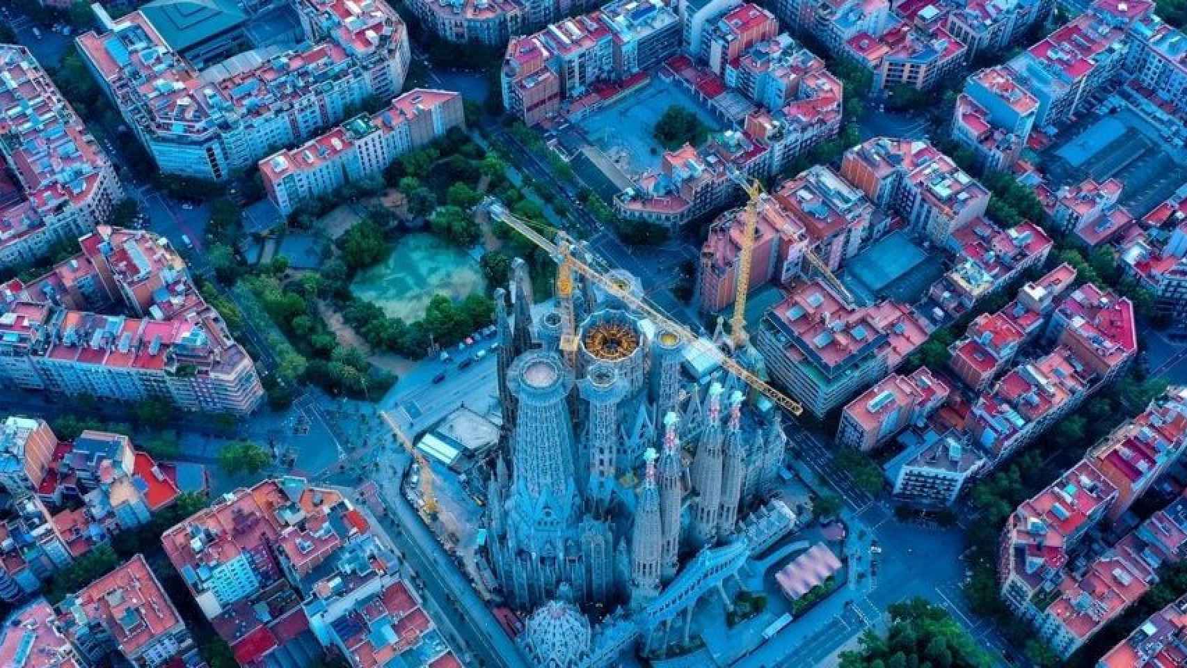Vista aérea de los alrededores de Sagrada Familia en Barcelona
