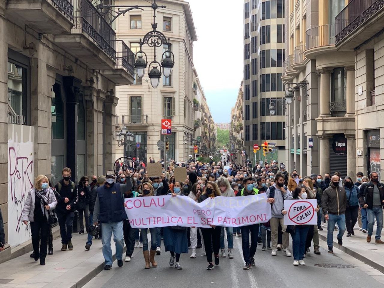 La manifestación antiColau del pasado 16 de abril, a su paso por la calle de Ferran / V.M.