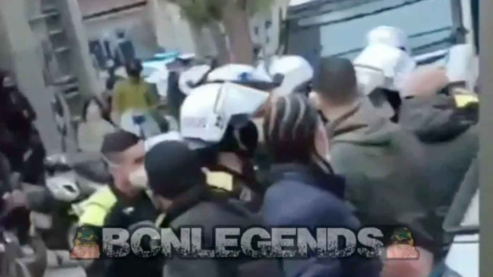 Decenas de guardias urbanos en la plaza del Born tras descubrir un botellón / BCN LEGENDS