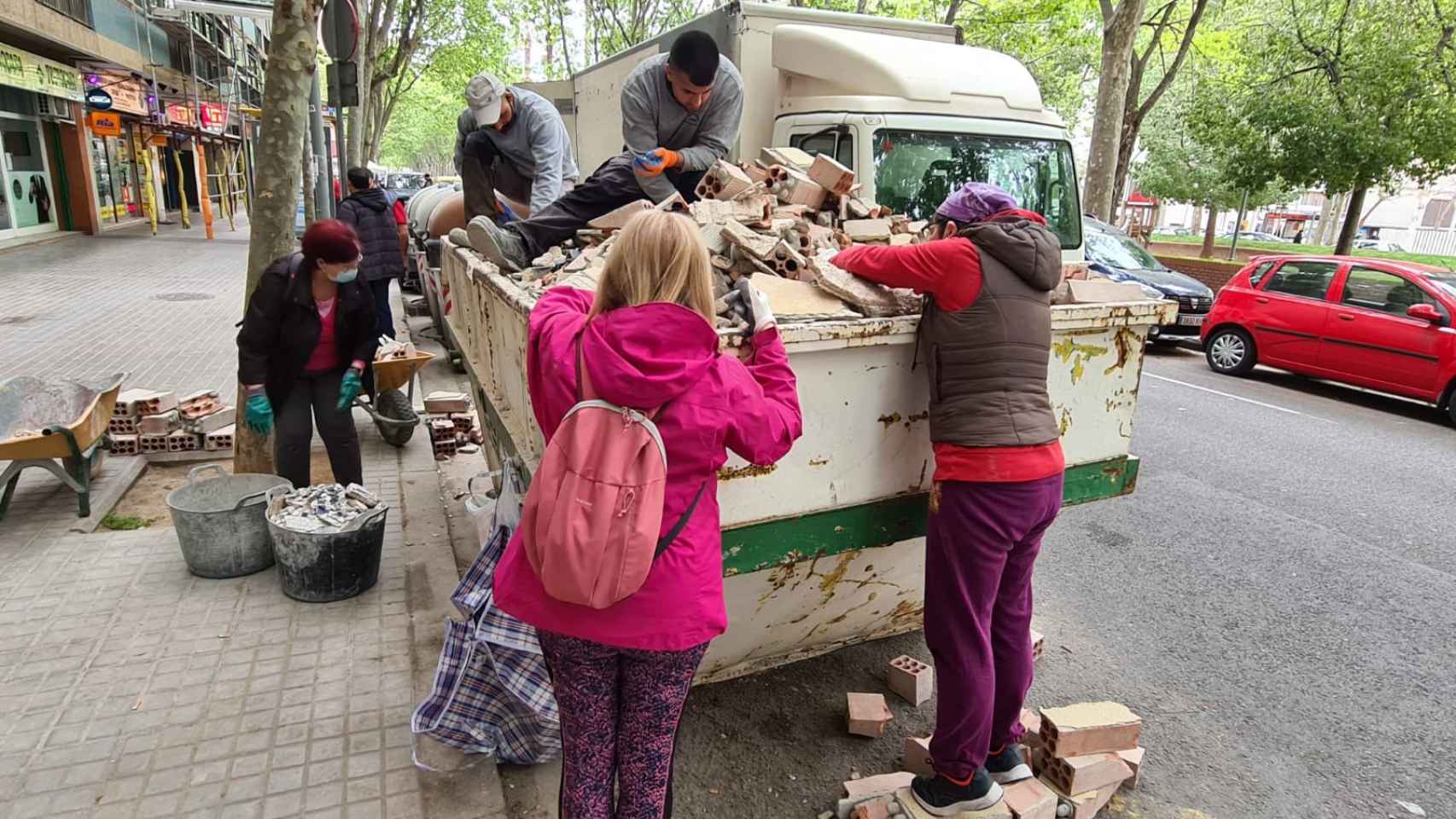 Vecinos buscan restos del mosaico de Armand Olivé Milian en un contenedor / ASSOCIACIÓ VEÏNS VERNEDA ALTA
