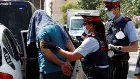 Agentes de los Mossos d'Esquadra con un detenido en Gràcia / EFE