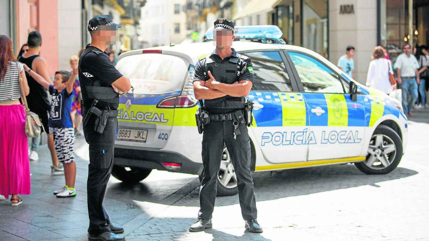 Agentes de policía de Sevilla, cuerpo policial al que llamó la niña  / POLICÍA LOCAL DE SEVILLA
