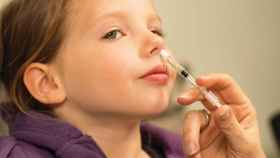 Vacuna nasal a una niña en una imagen de archivo / EUROPA PRESS