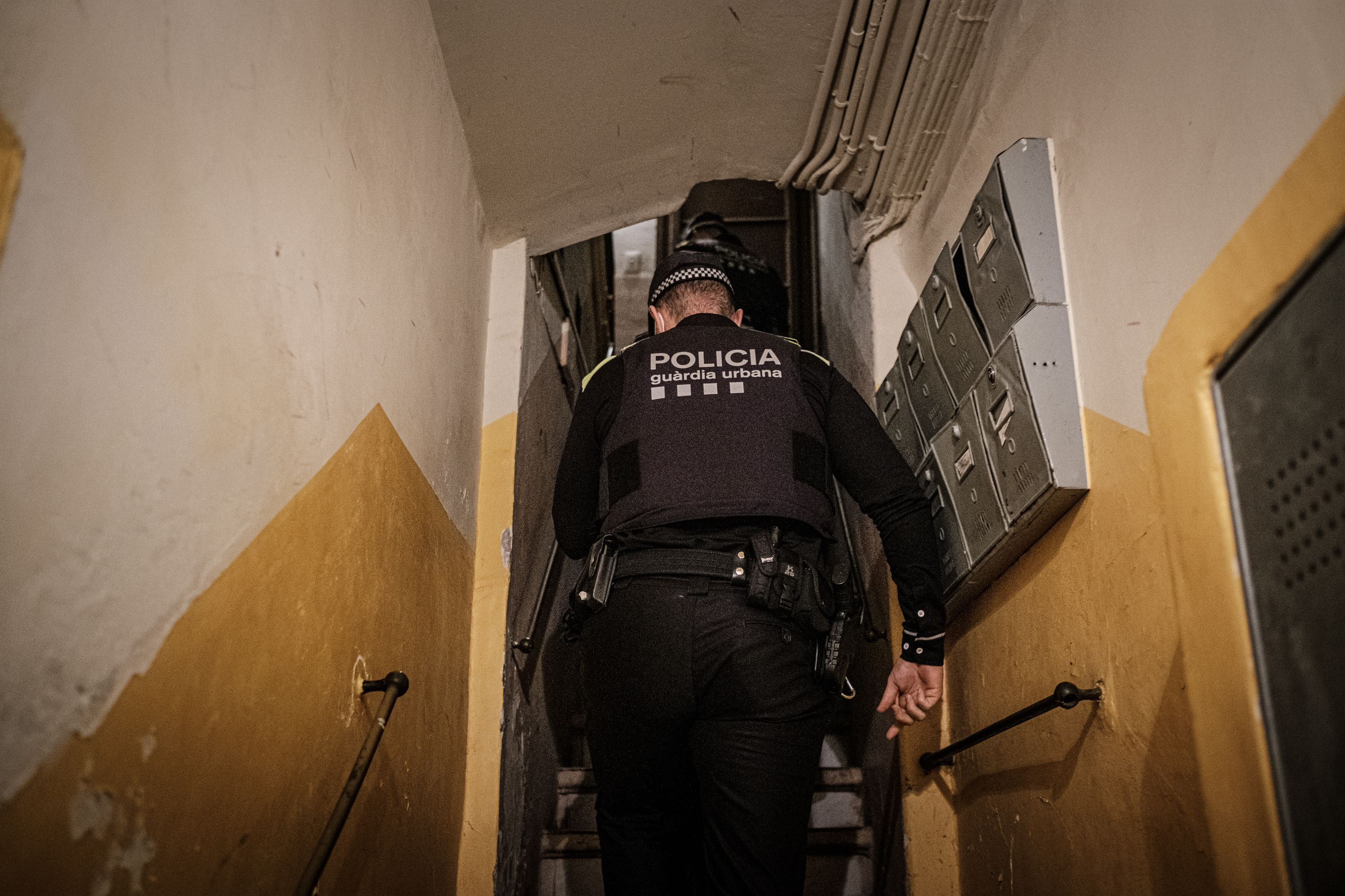 Dos guardias urbanos acuden el pasado 10 de abril a una llamada por una fiesta local en el Gòtic / PABLO MIRANZO