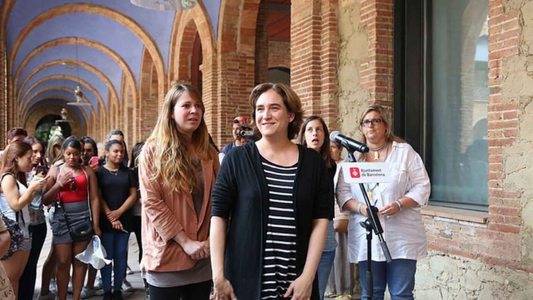 Gemma Arau, a la derecha, con Ada Colau y Janet Sanz, en 2015 en Nou Barris / AYUNTAMIENTO DE BARCELONA
