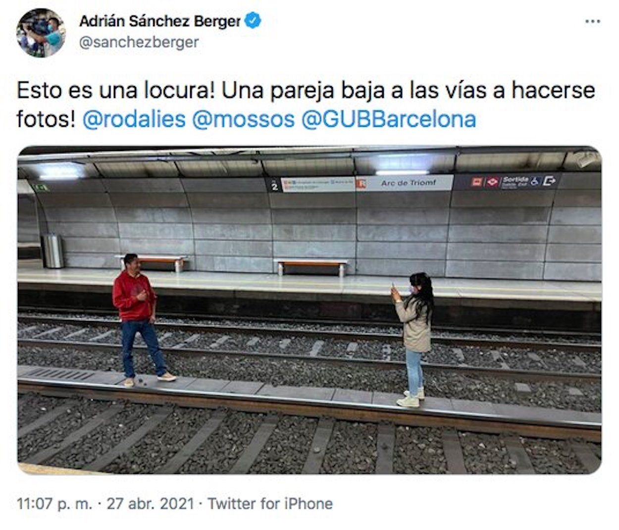 El tuit con la imagen de los dos irresponsables en las vías de Arc de Triomf / TWITTER - ADRIÁN SÁNCHEZ BERGER