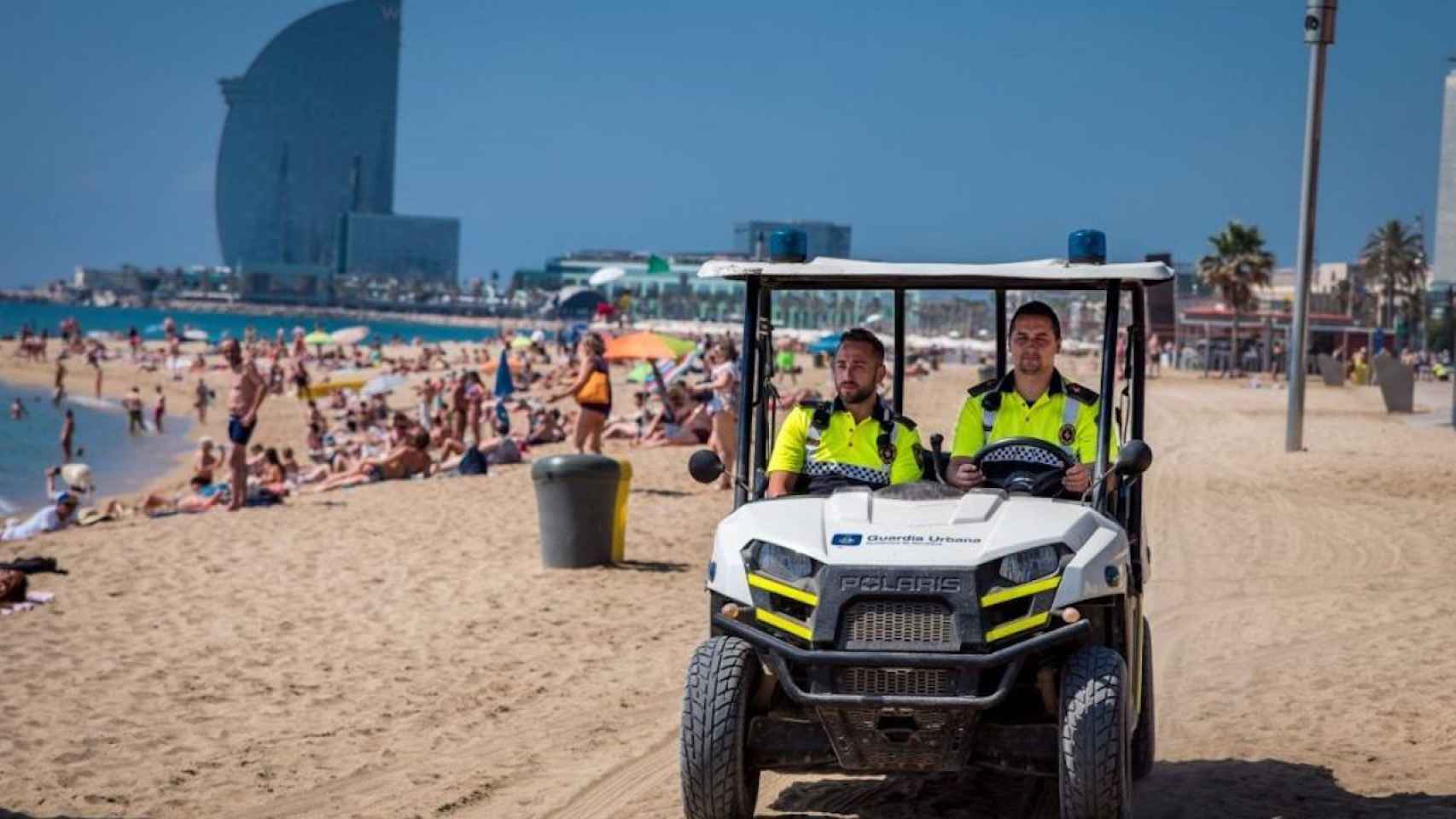 Dos agentes de la Guardia Urbana en un 'quad' en la playa / AYUNTAMIENTO DE BARCELONA
