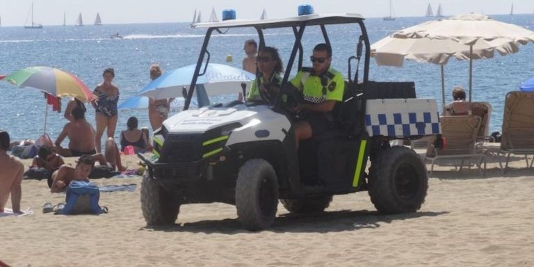 Agentes de la Guardia Urbana con un 'quad' / AYUNTAMIENTO DE BARCELONA