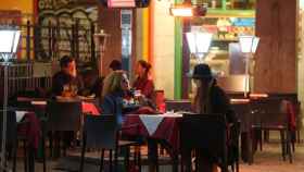Varias personas cenando en una imagen de archivo / RTVE