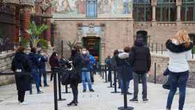 Numerosos ciudadanos esperan para entrar en el dispositivo de cribado masivo que se ha instalado en el Recinto Modernista de Sant Pau de Barcelona / EFE - Alejandro García