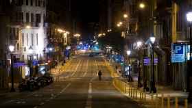 Barcelona durante la noche con el toque de queda aplicado / RTVE