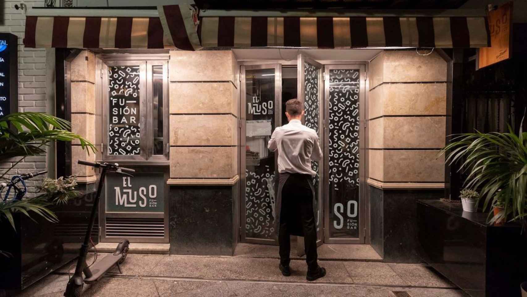 Un camarero cierra la puerta de un bar en una imagen de archivo / EFE - Marcial Guillén