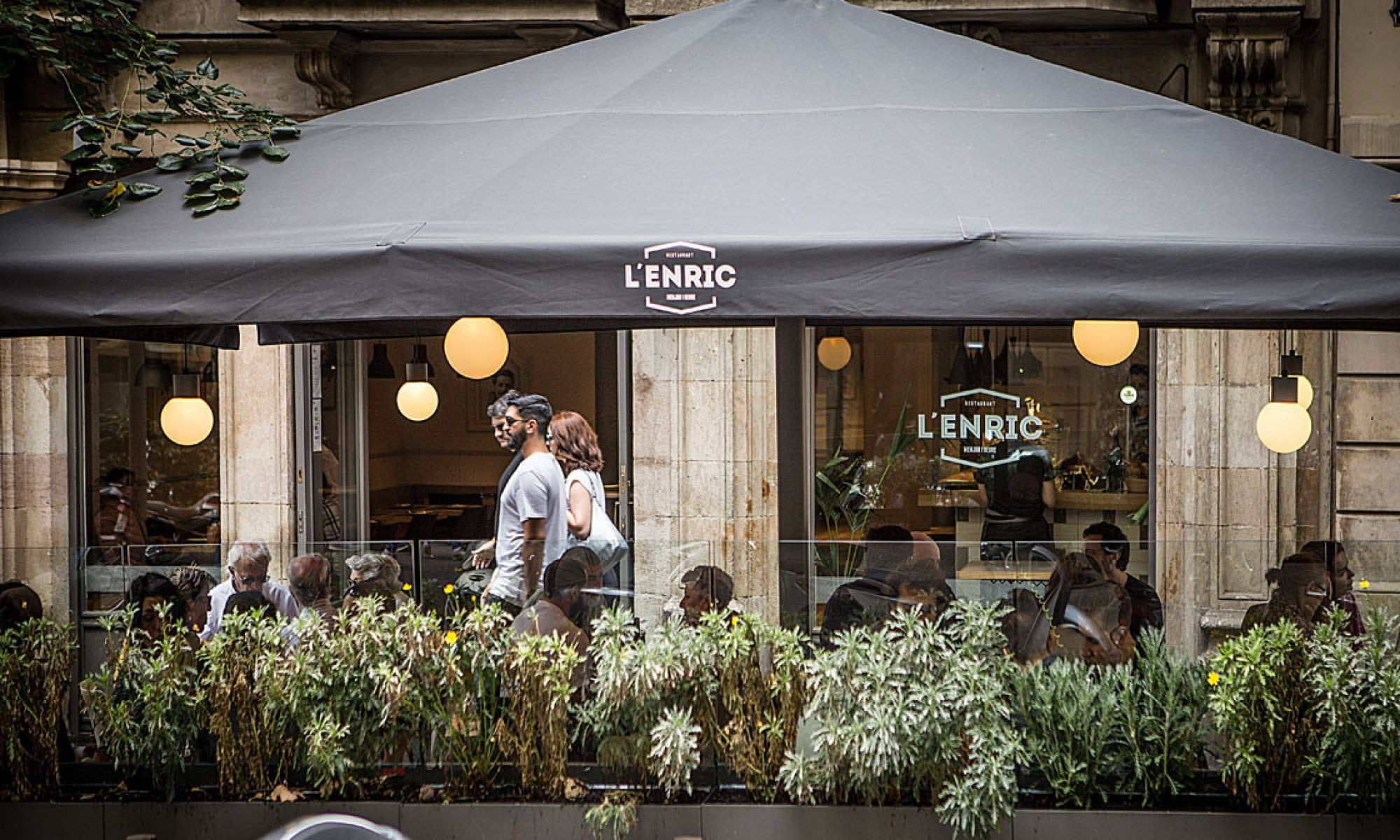 Terraza de un restaurante en la calle Enric Granados de Barcelona / RESTAURANT L'ENRIC