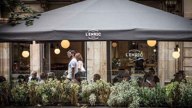 Terraza de un restaurante en la calle Enric Granados de Barcelona / RESTAURANT L'ENRIC