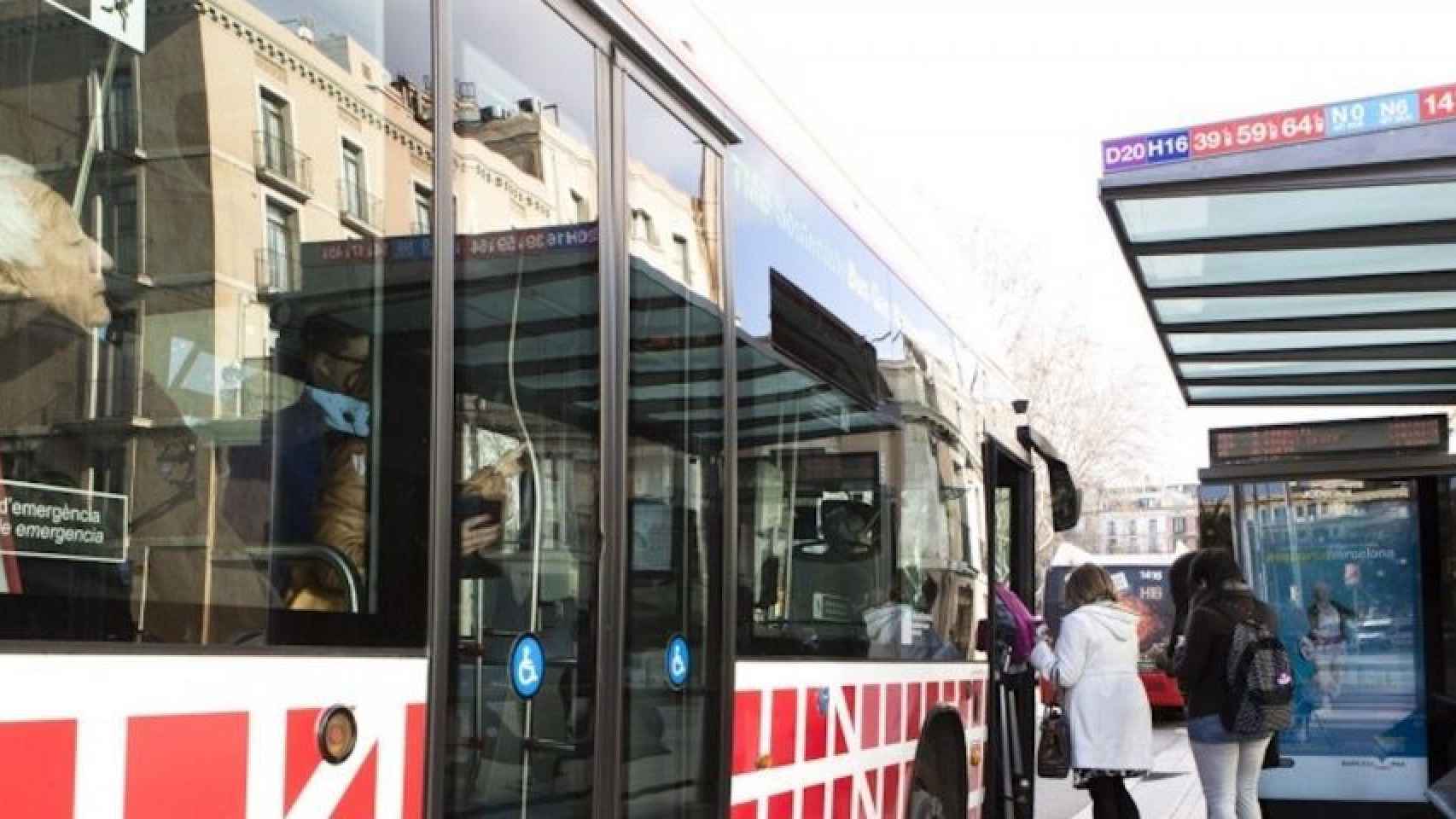 Un autobús detenido en una parada de Barcelona / AJ BCN