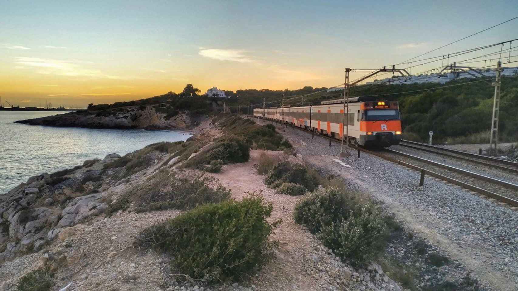 Un tren de Rodalies en el litoral / RENFE
